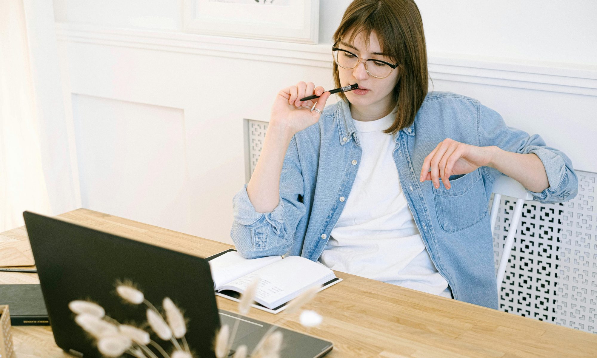 writer contemplating what to put in a 4 paragraph essay