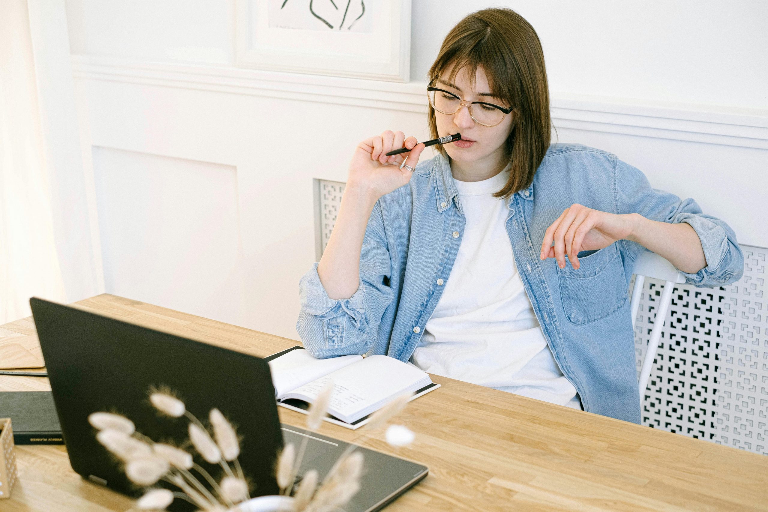 writer contemplating what to put in a 4 paragraph essay